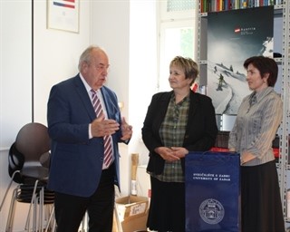 Donacija knjiga Austrijskoj knjižnici Dr. Alois Mock